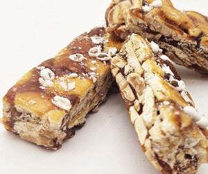 PR1341BI1093_Nakoa_4_Carinos_guirlache_almendra_con_choco_expositor_3_Kg_THM.jpg